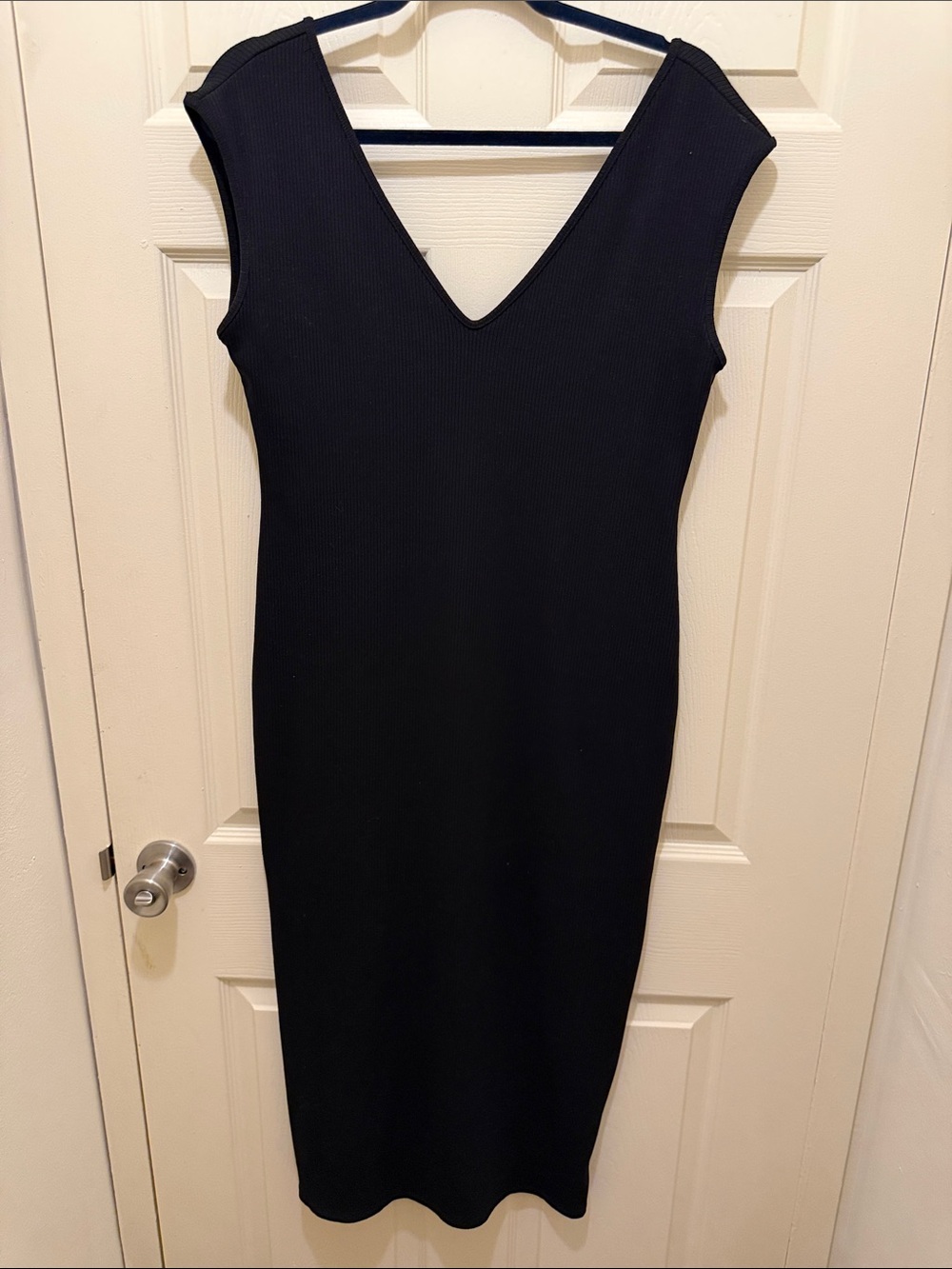 Sleek Black V-Neck Sleeveless Midi Dress